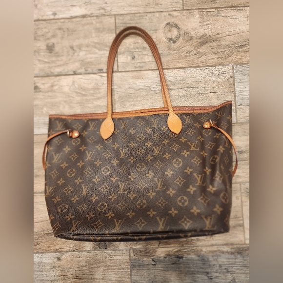 Louis Vuitton Neverfull MM Red Interior 
❤️ - Picture 2 of 16